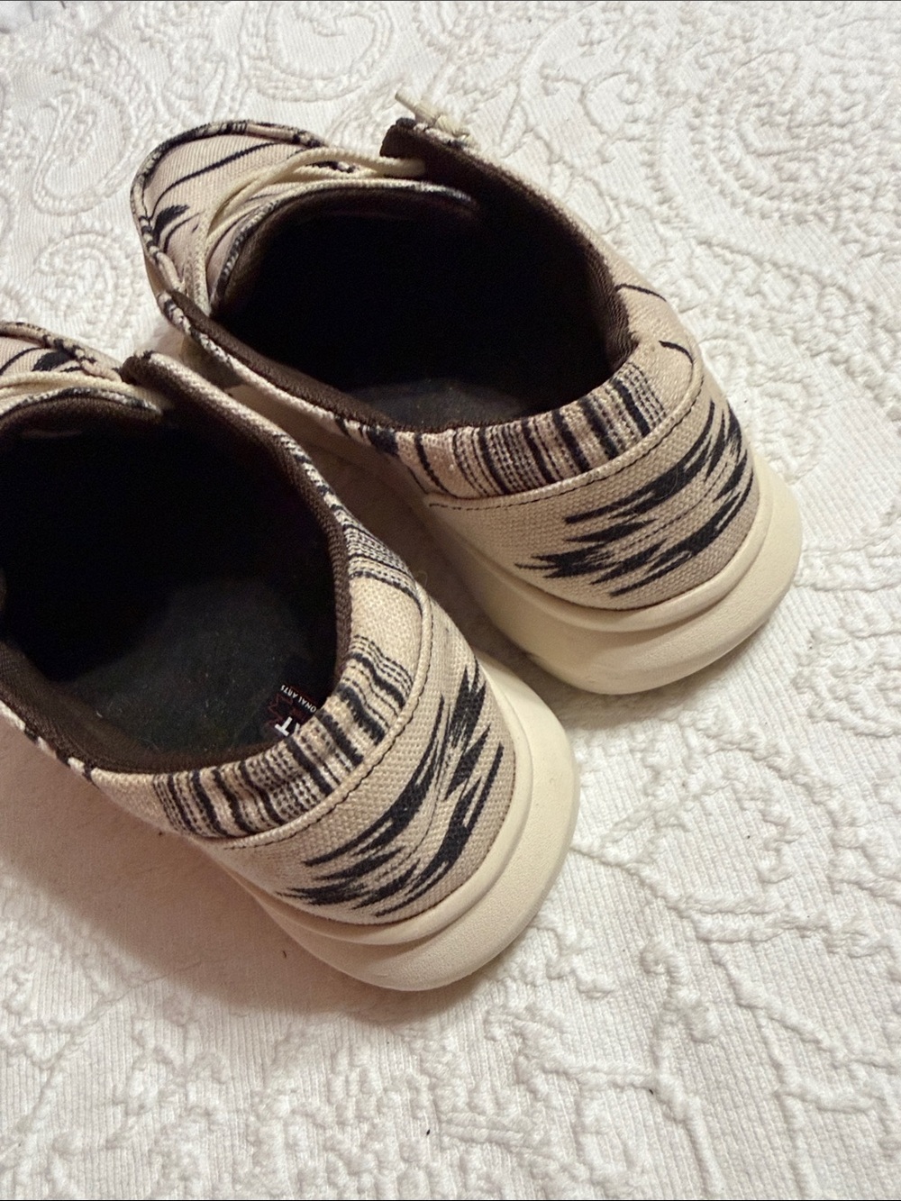 Ariat Size 6 Tan Canvas Slip-On Shoes with Black Aztec Print - Picture 7 of 8